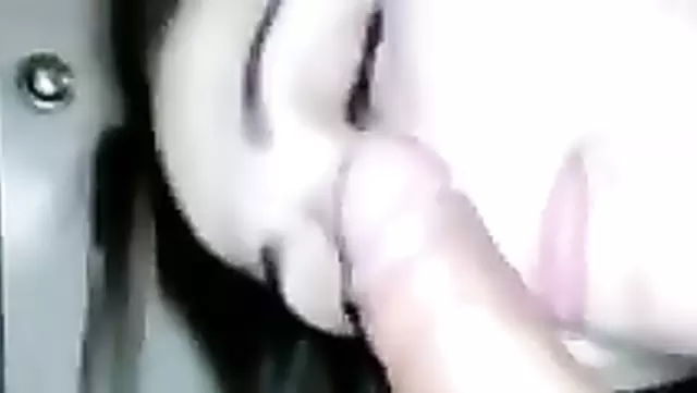 Güzel Özbek kız, kocasının arkadaşına ağızla zevk veriyor.