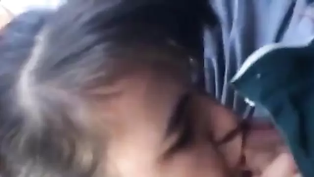 Esmer güzellik, ateşli bir Özbek'e ağızla zevk veriyor.