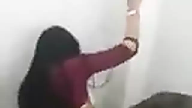 Hızlı bir sikişle Özbek üniversiteli kızı tuvalette sikiş