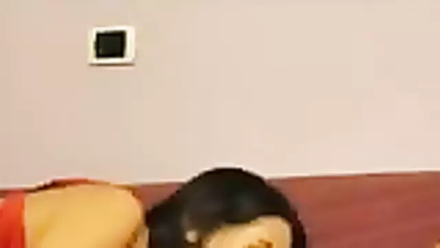 Göğüsleriyle baş döndüren Özbek, arkadaşını sabah güzel bir oral ile uyandırdı.