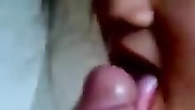 Genç Özbek kız, arkadaşına yavaş yavaş bir oral yapıyor.