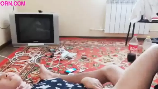 Özbek kocayla yerde bir kızın orgazmı.