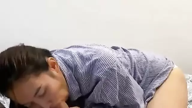 Bir kadın, uyumadan önce Özbek bir adama ağızla gidiyor.