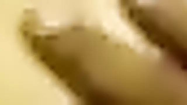 Azgın Özbek kızı kameraya aldı.