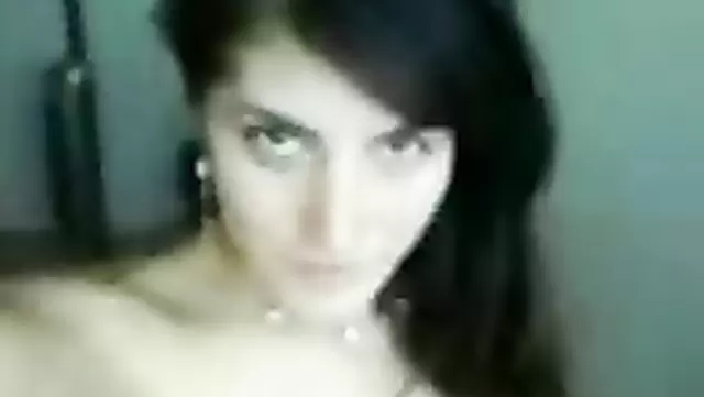 Ateşli Özbek genç kız kameraya poz veriyor.