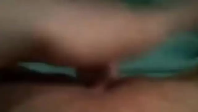 Özbek kız dar amını parmaklıyor.