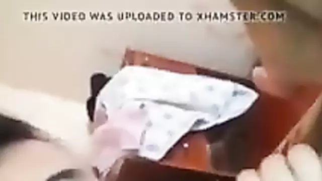 Özbek adam sikini ateşli karısının ağzına sokuyor.