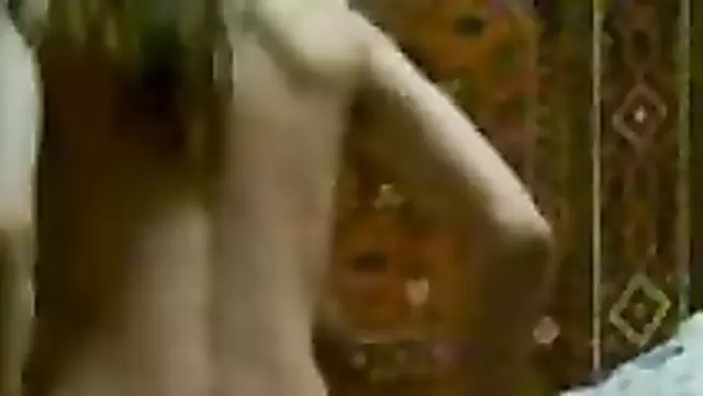 Genç Özbek kadınlar gece boyunca seks yapıyor.