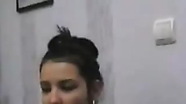 Tatlı kız götünü Özbek’e gösterdi.