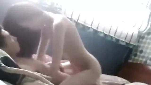 Zayıf Özbek, sevgilisinin aletinin üstünde zıplıyor.