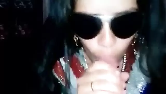 Doymak bilmeyen kadın, Özbek partnerine hızlı bir oral yapıyor.