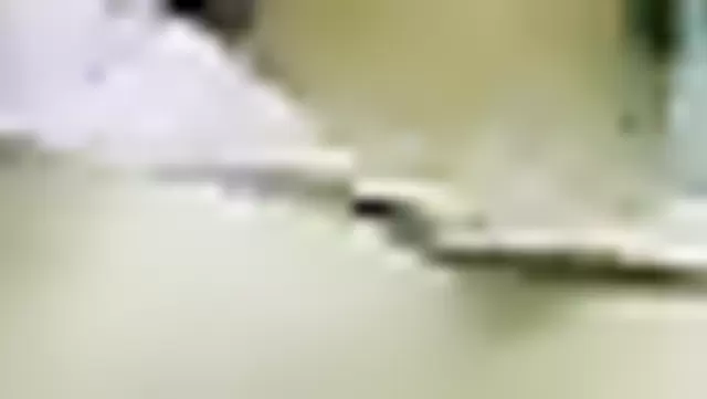 Özbek kız ev yapımı kamerada yakalanıyor.