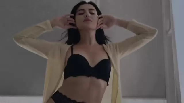 Siyah iç çamaşırıyla Özbek seksi solo mastürbasyon