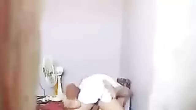 Giyinik Özbekler hızlı bir seks yapıyor.
