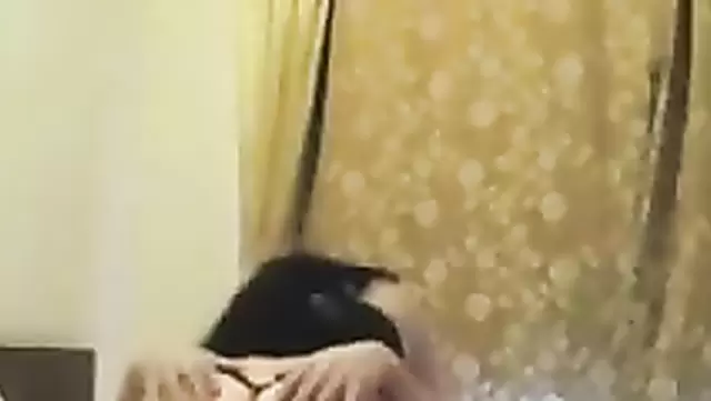 Ateşli Özbek genç, sevgilisinin aletine binip üstünde deli gibi gidiyor.
