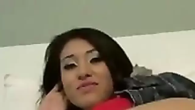 Özbek kız, arkadaşının kocasını baştan çıkarıp sikişiyor.